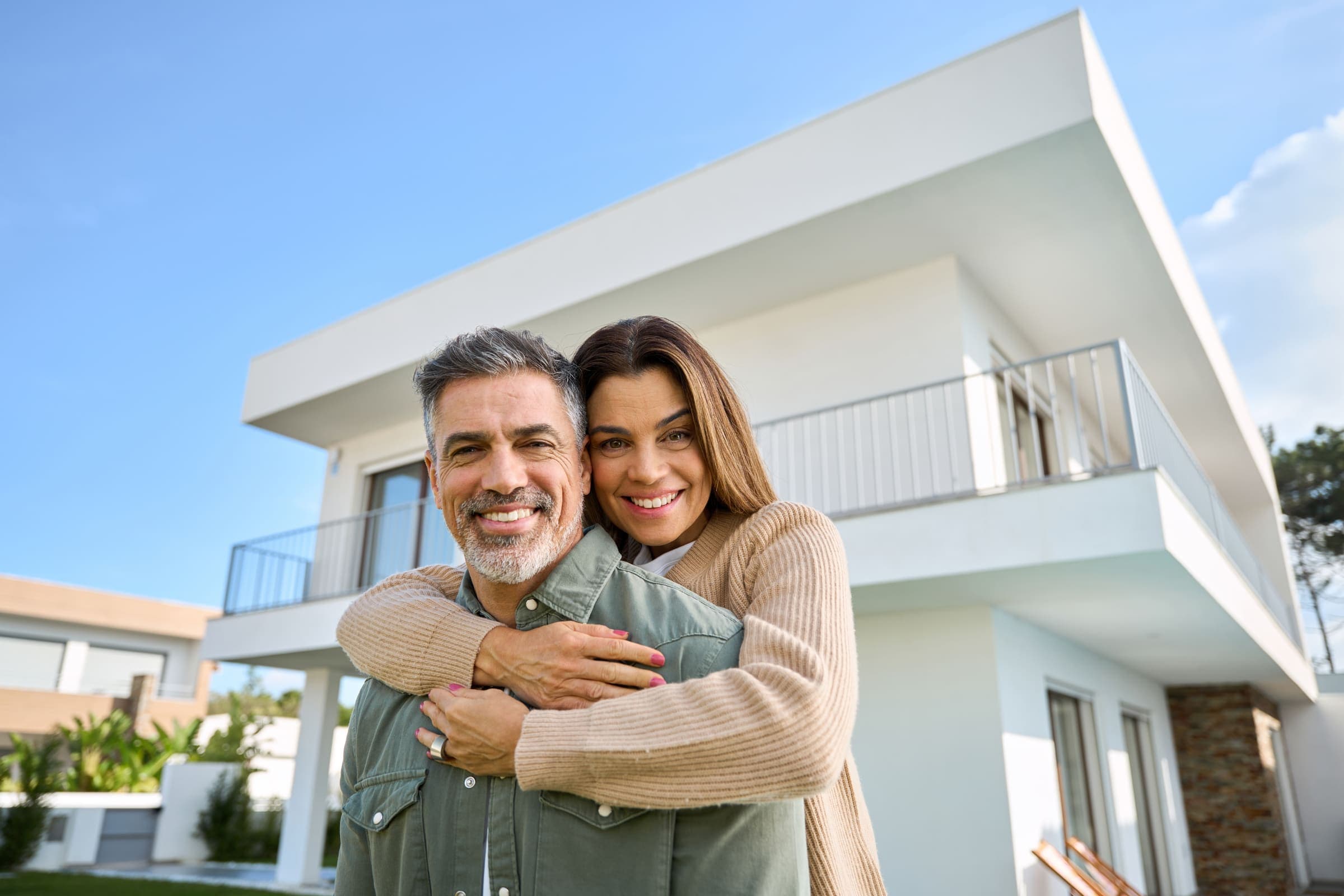 Casal à porta da sua casa
