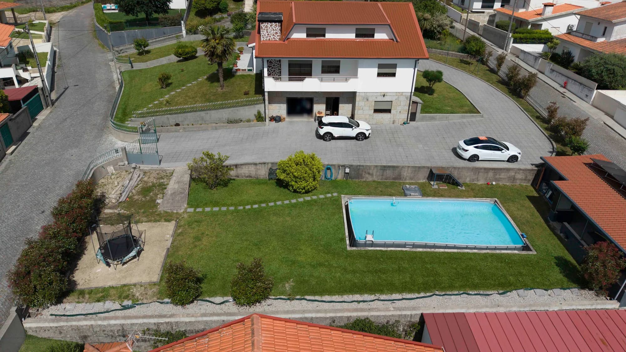Moradia T5 com Piscina e 1.600 m² de Terreno em São Salvador do Campo – Santo Tirso